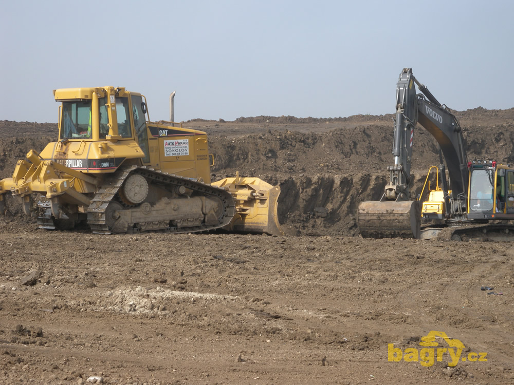 Dozer Caterpillar D6N XL a rypadlo Volvo EC290B LC