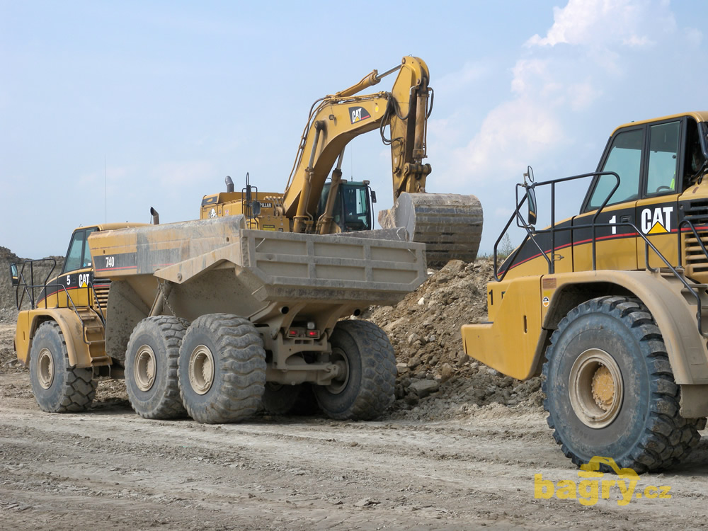 Kloubové dempry Caterpillar 740 čekají na nakládku