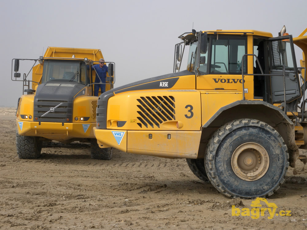 Kloubové dempry Volvo A35E pracující pro Vodohospodářské stavby