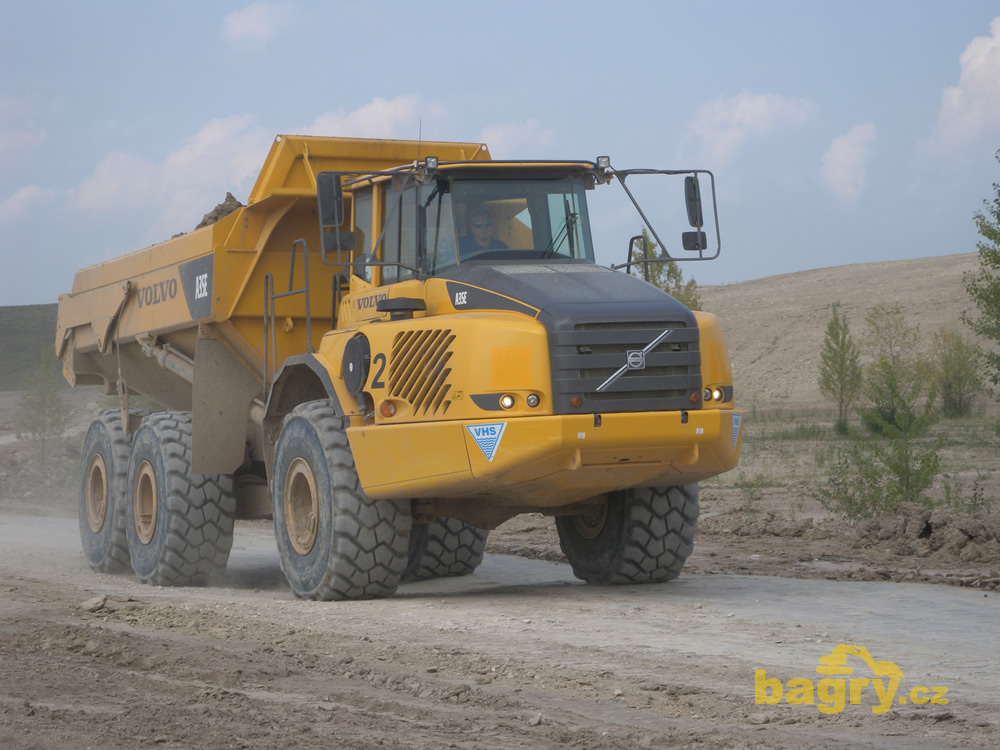Kloubový dempr Volvo A35E pracující pro Vodohospodářské stavby