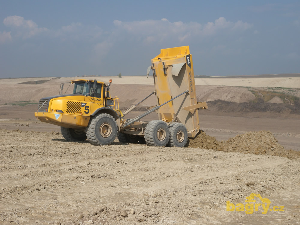 Kloubový dempr Volvo A40 D pracující pro Vodohospodářské stavby