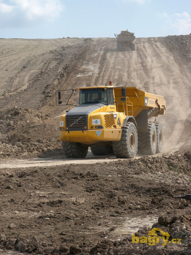 Kloubový dempr Volvo A40 D pracující pro Vodohospodářské stavby
