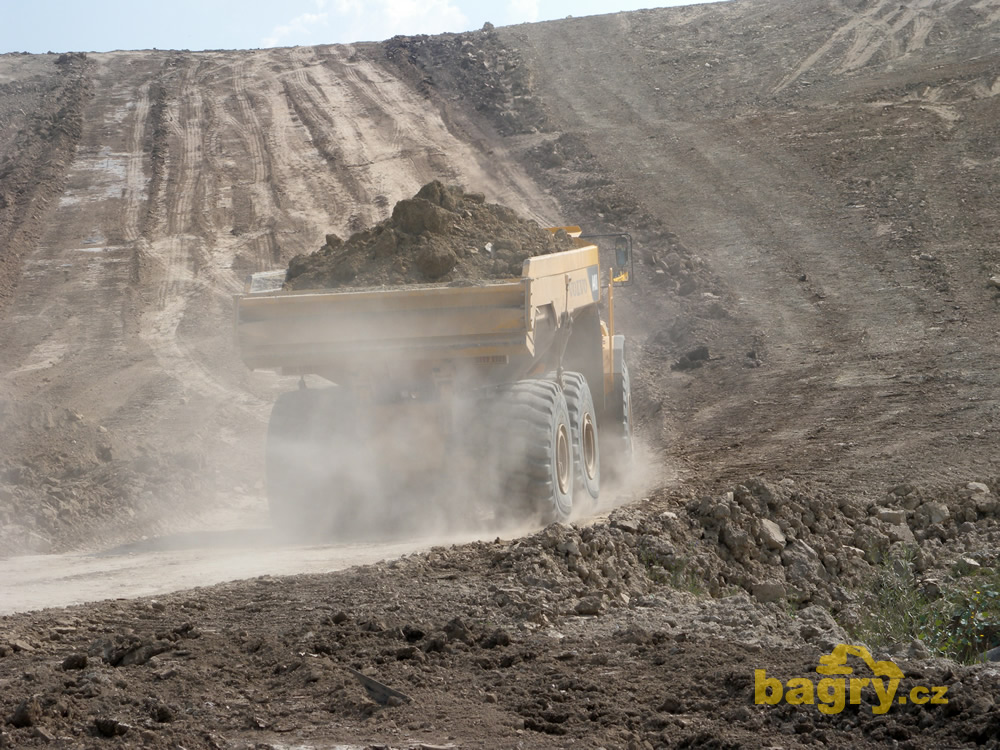 Kloubový dempr Volvo A40 D pracující pro Vodohospodářské stavby