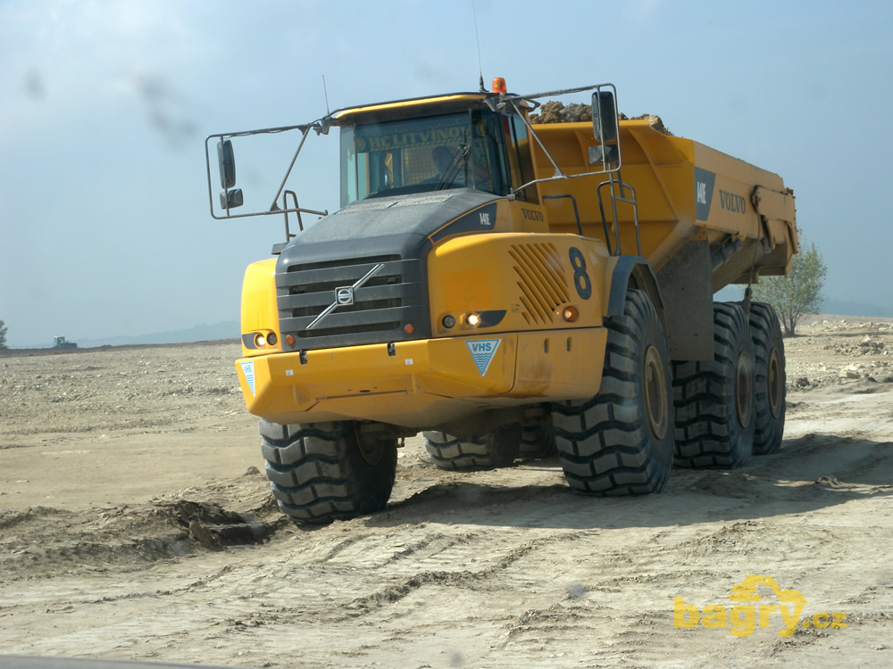 Kloubový dempr Volvo A40E pracující pro Vodohospodářské stavby