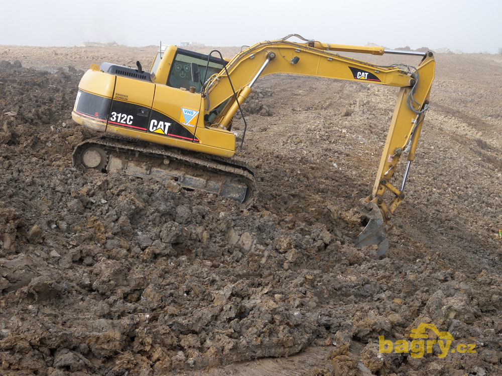 Pásové rypadlo Caterpillar 312C pracující pro Vodohospodářské stavby