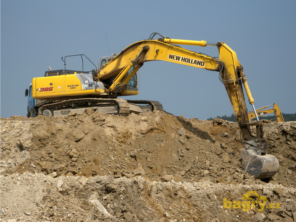 Pásové rypadlo New Holland Kobelco E 385