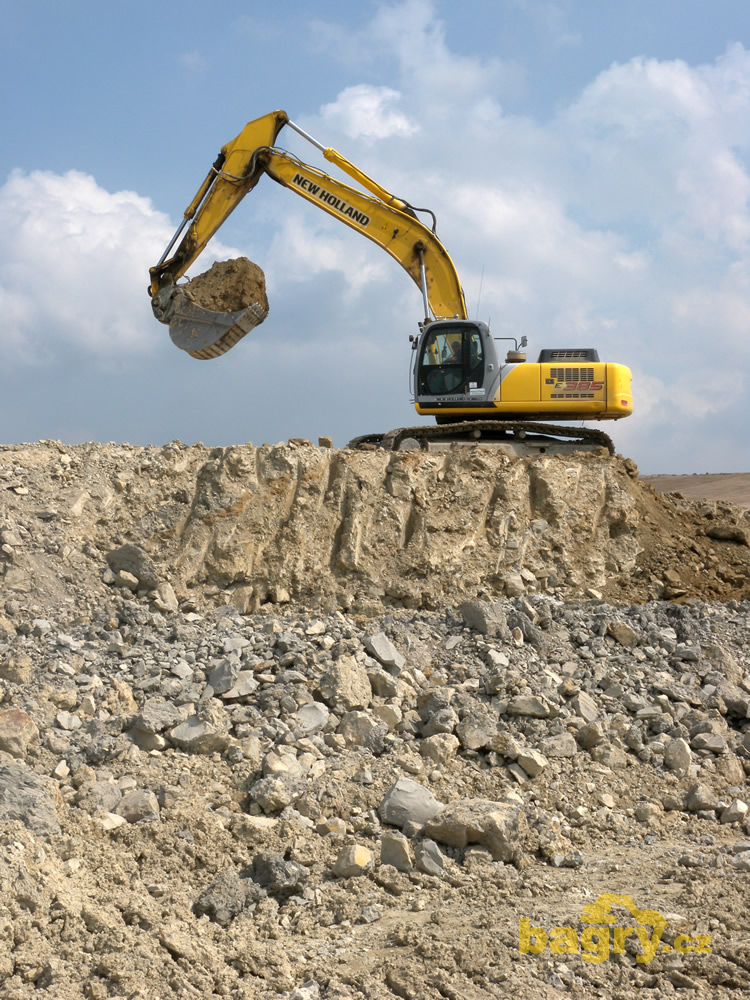 Pásové rypadlo New Holland Kobelco E 385