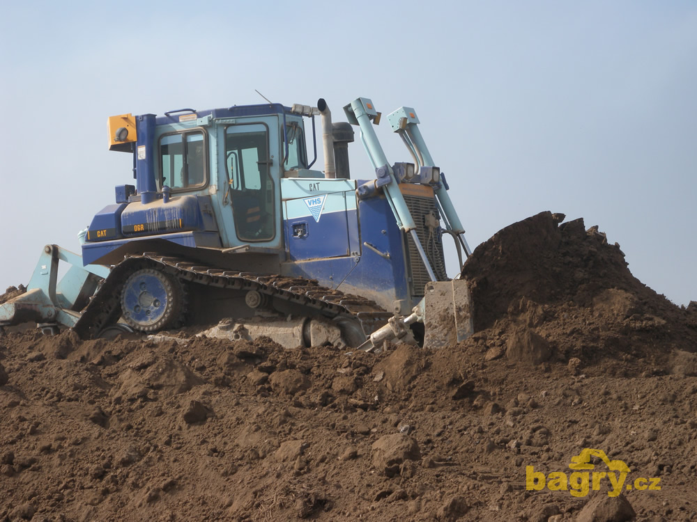 Pásový dozer Caterpillar D6R firmy Ekostavby Louny