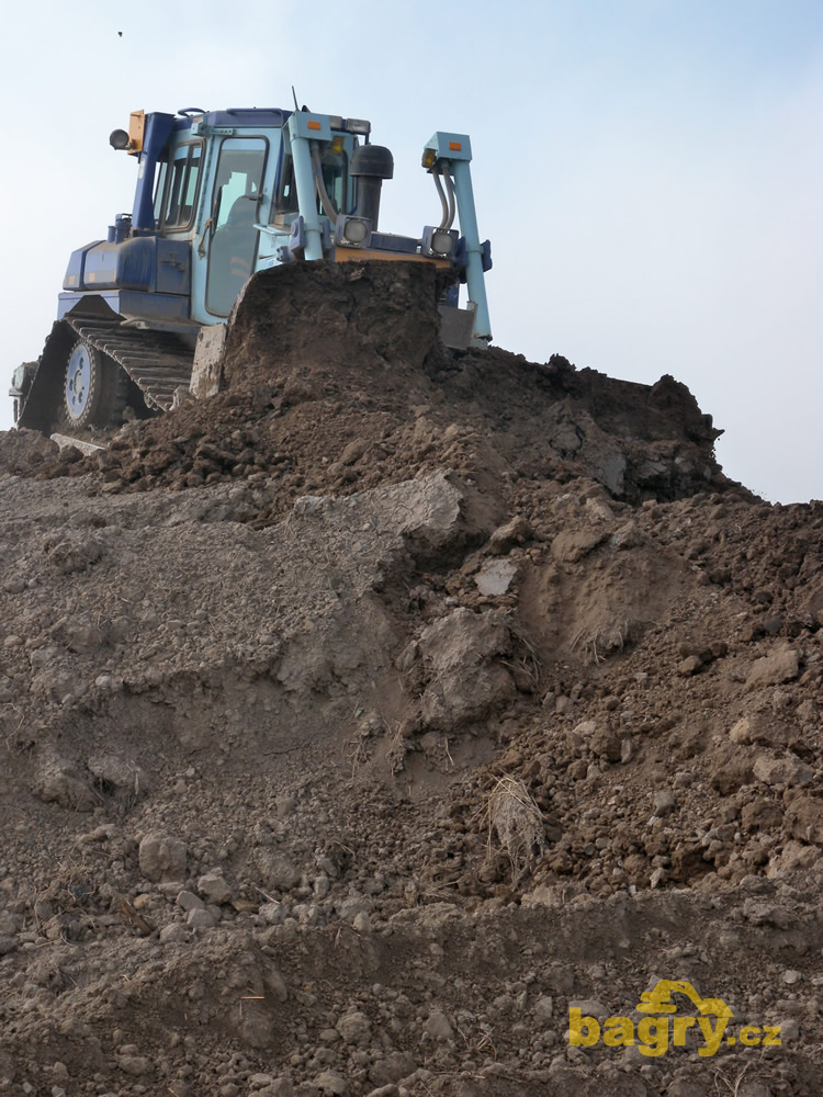 Pásový dozer Caterpillar D6R firmy Ekostavby Louny