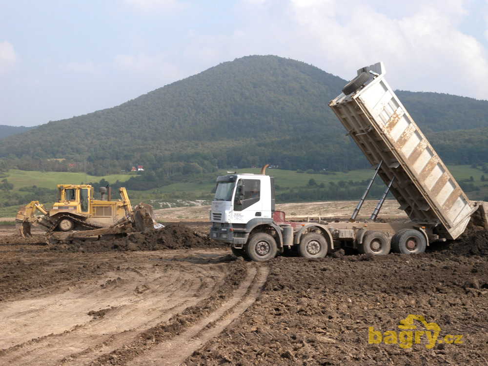 Pásový dozer Caterpillar D8N a nákladní vůz Iveco Trakker