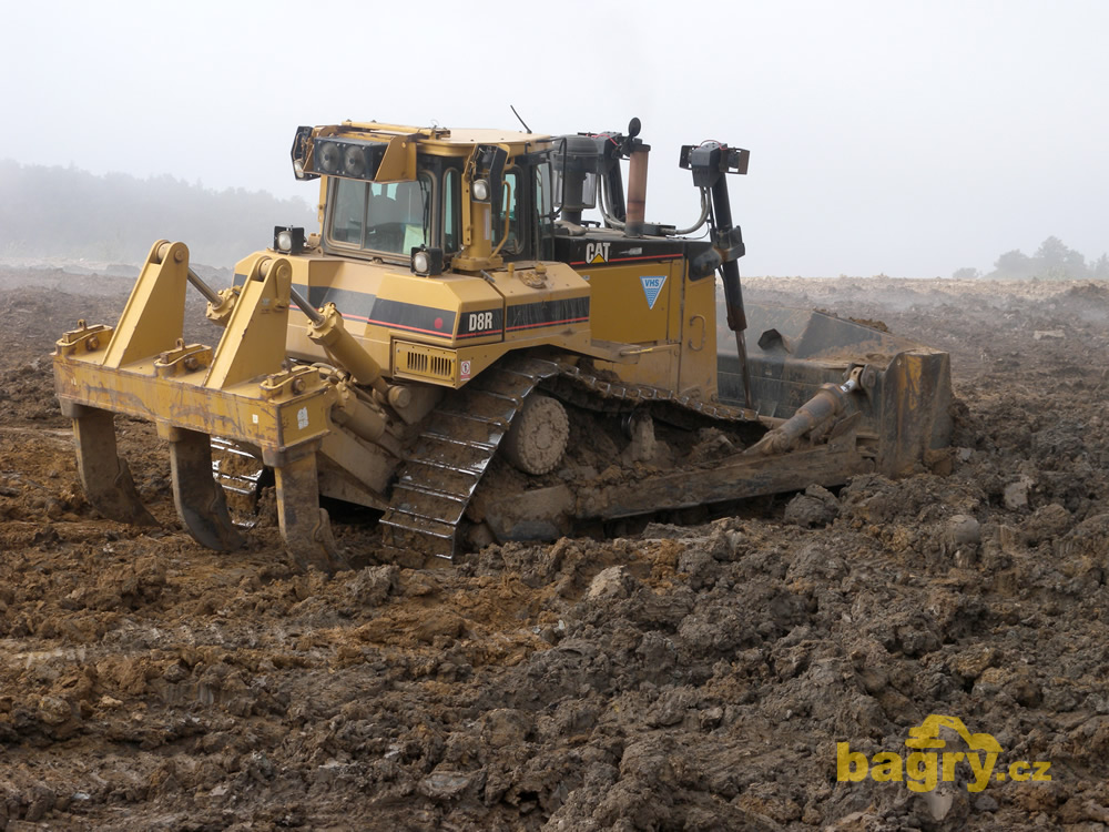 Pásový dozer Caterpillar D8R pracující pro Vodohospodářské stavby