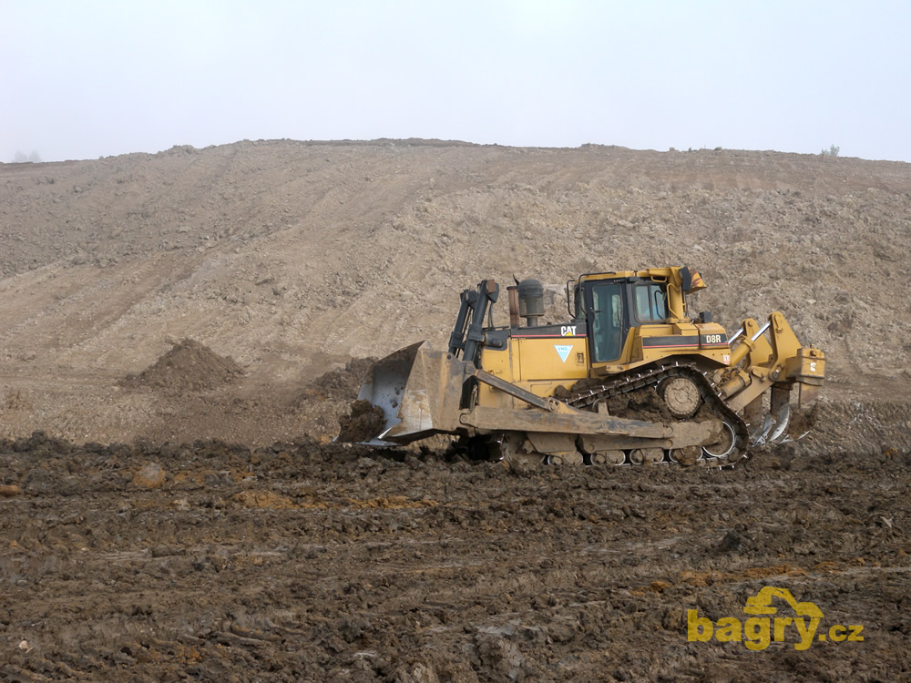 Pásový dozer Caterpillar D8R pracující pro Vodohospodářské stavby