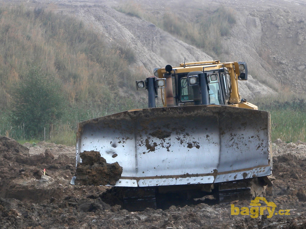 Pásový dozer Caterpillar D8R pracující pro Vodohospodářské stavby