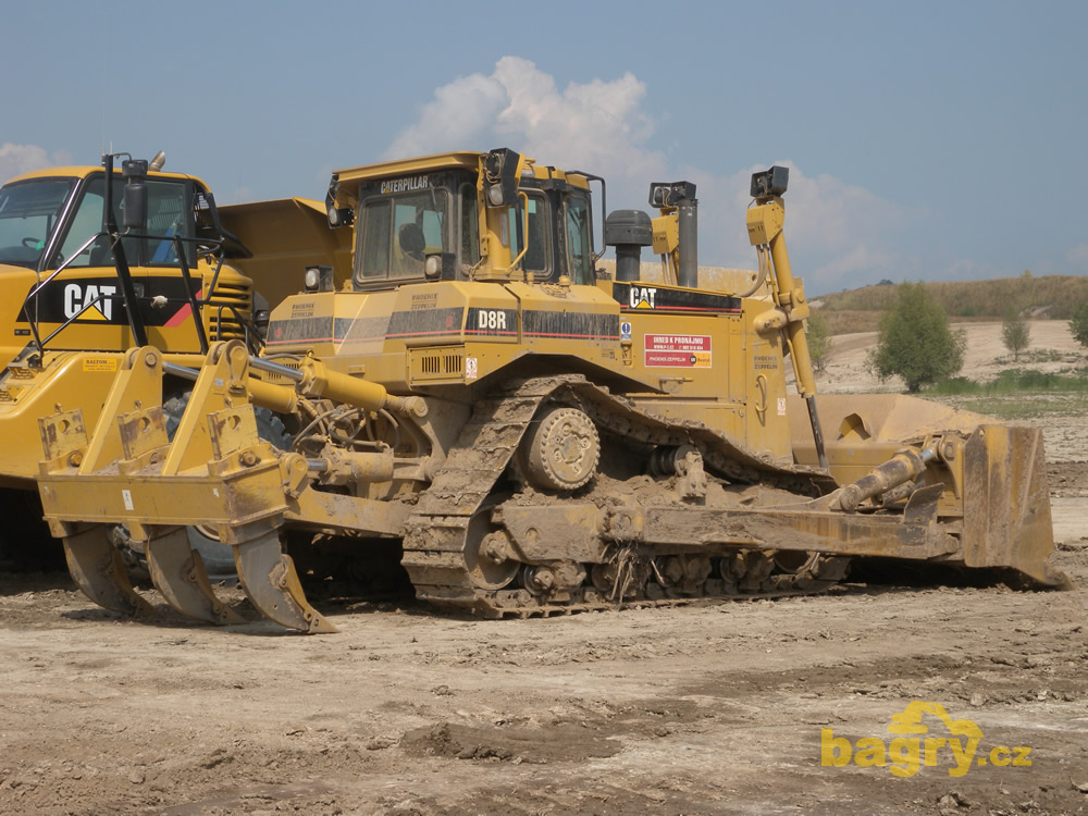 Pásový dozer Caterpillar D8R z půjčovny Phoenix-Zeppelin