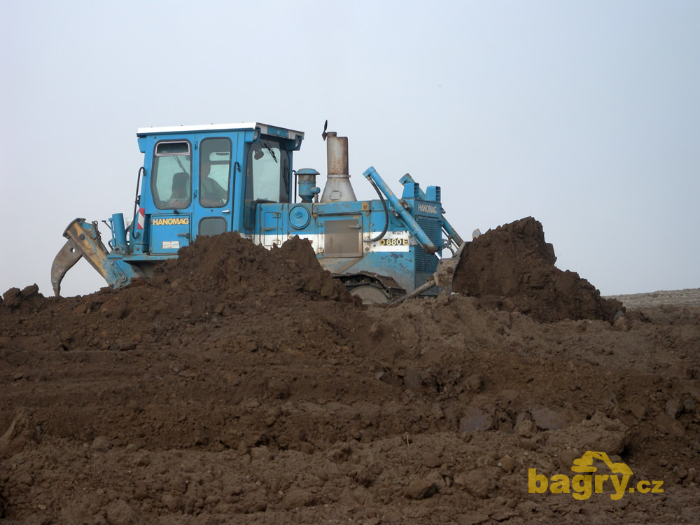 Pásový dozer Hanomag D 680 E firmy Ekostavby Louny