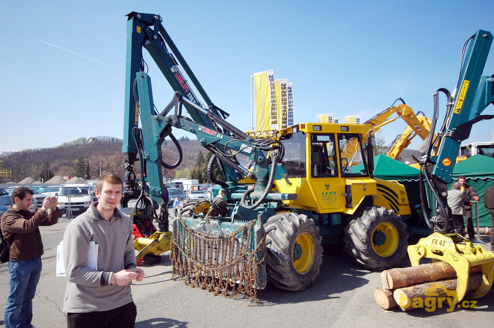 Lesní traktor HSM 704 s hydraulickou rukou Loglift 81R