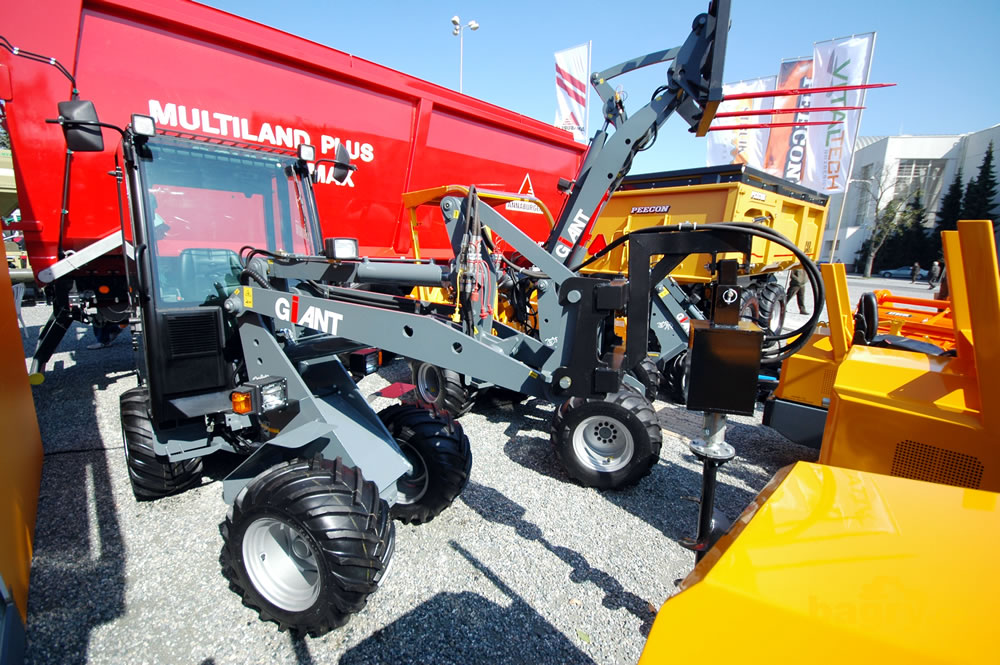 Nakladač Giant V451T