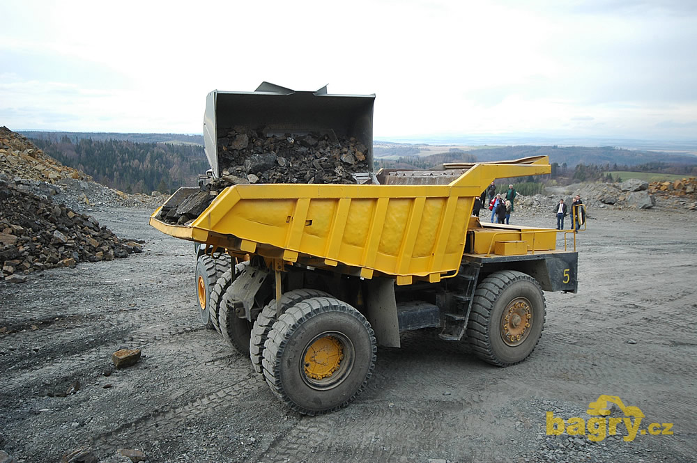 Dempr Belaz 548 nakládaný Liebherrem L 586