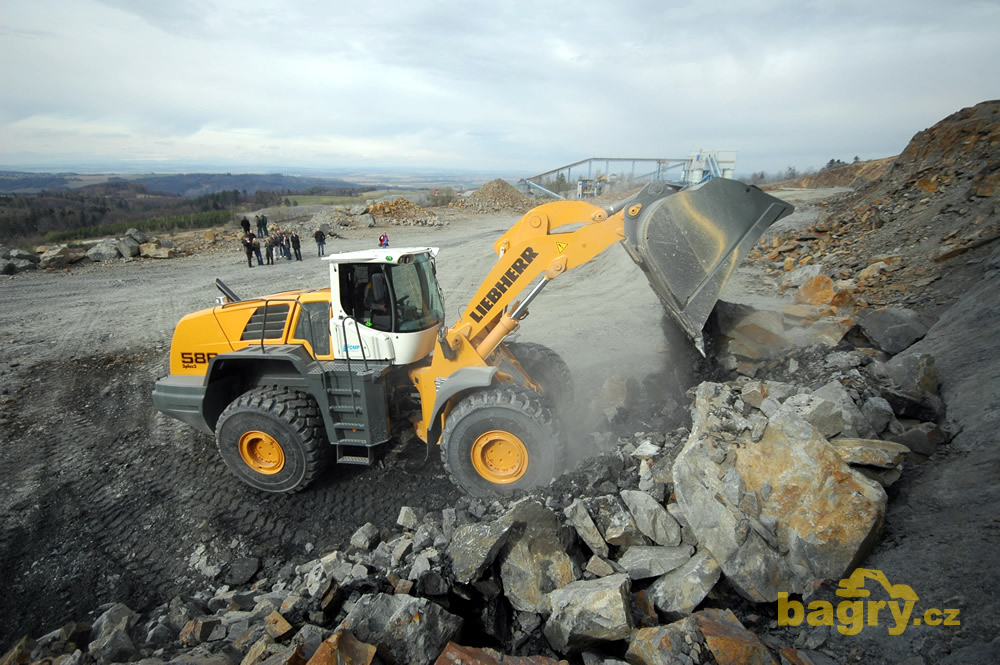 Kolový nakladač Liebherr L 586 2plus2