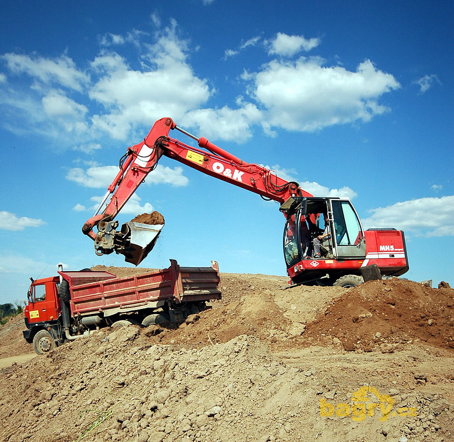 Kolové rypadlo O&K MH5 Compact nakládá Tatru T-815