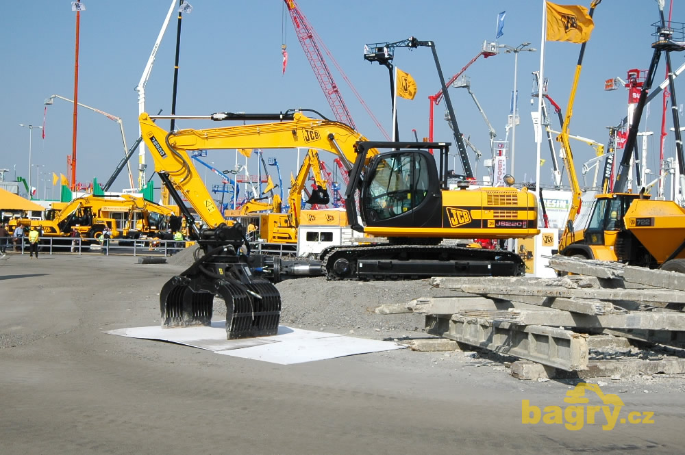 Pásové rypadlo JCB JS220