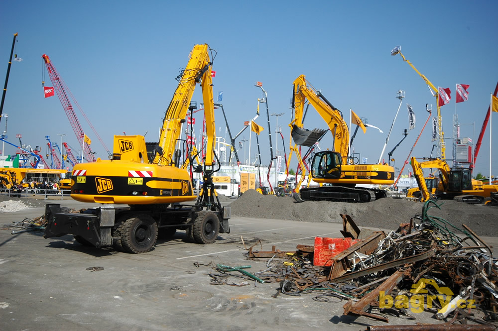 Překládkové rypadlo JCB JS200W