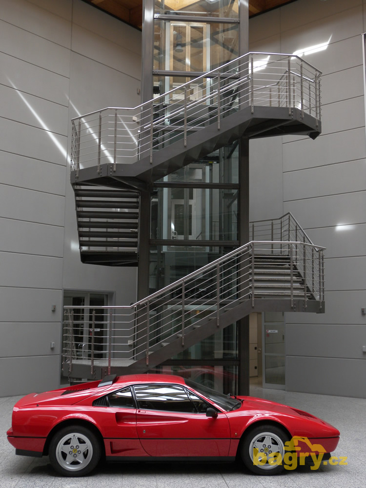 Vstupní hala s Ferrari GTB turbo