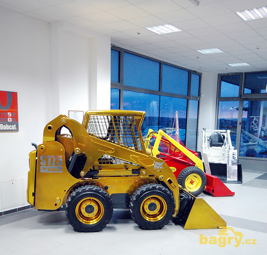 Celkový pohled na historické stroje a výroční Bobcat S175