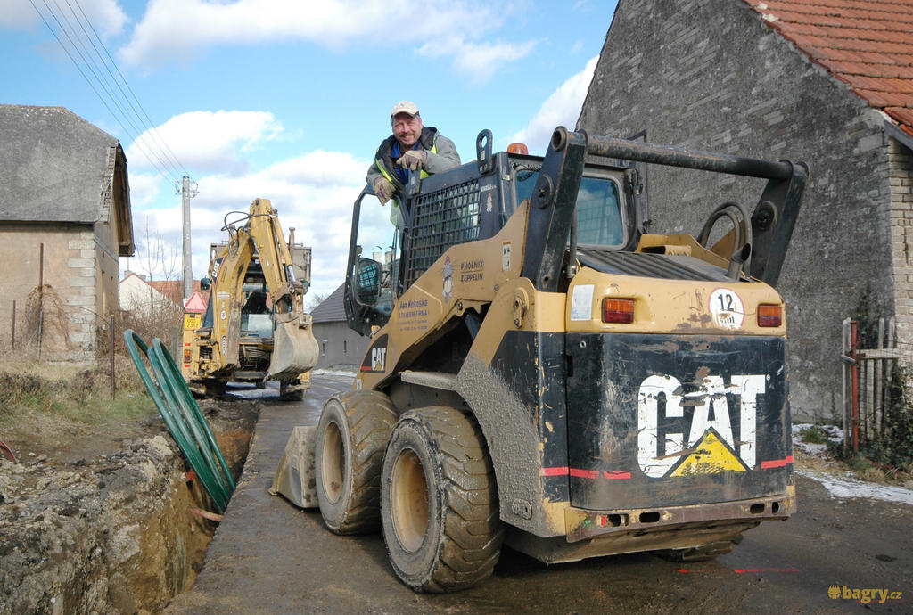 Kolový nakladač Caterpillar 246B firmy Kokoška