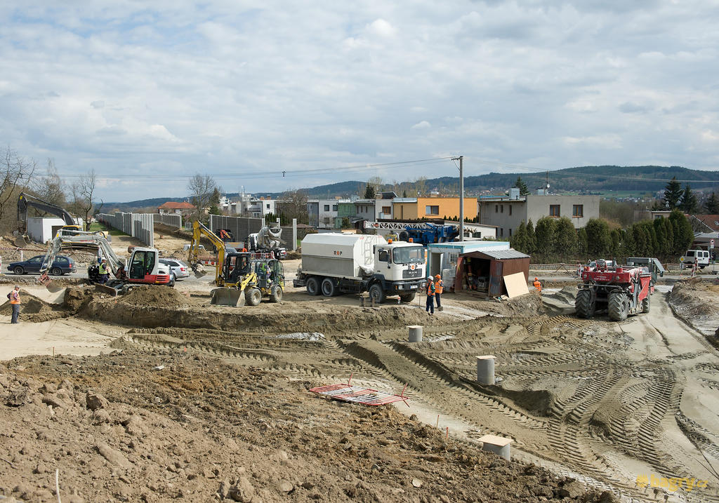 74. Záběr ze stavby