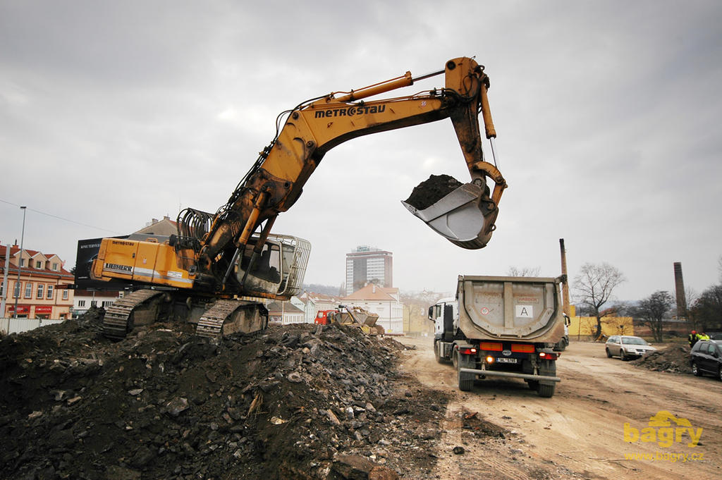 Pásové rypadlo Liebherr R 954 firmy Metrostav