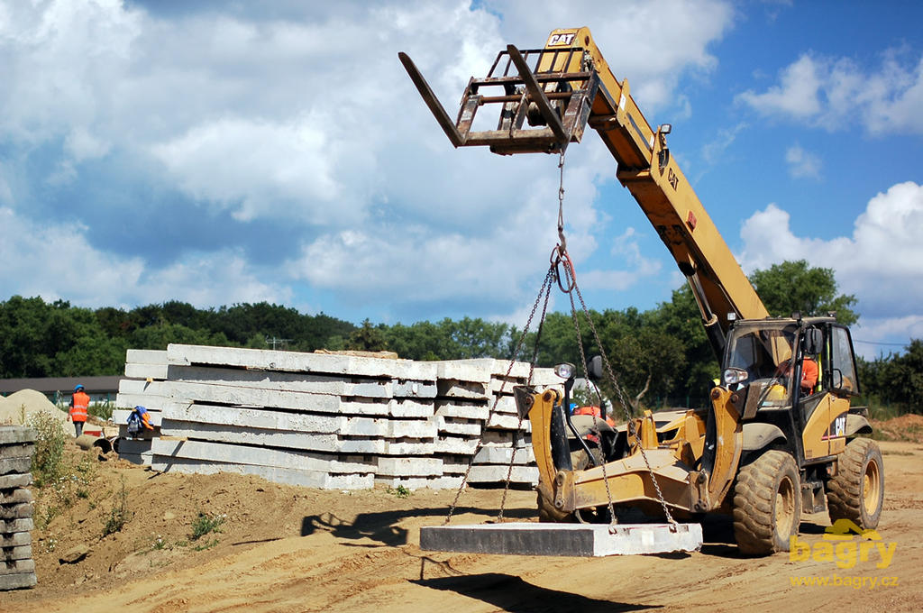 Teleskopický manipulátor Caterpillar TH460B