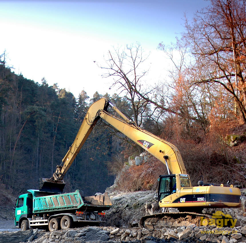 Pásové rypadlo Caterpillar 325C L Long Reach firmy Rovina nakládá Volvo FM 12 420 firmy Valašské lesotechnické meliorace