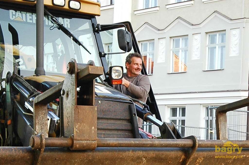 Strojník rypadlonakladače Caterpillar 442D