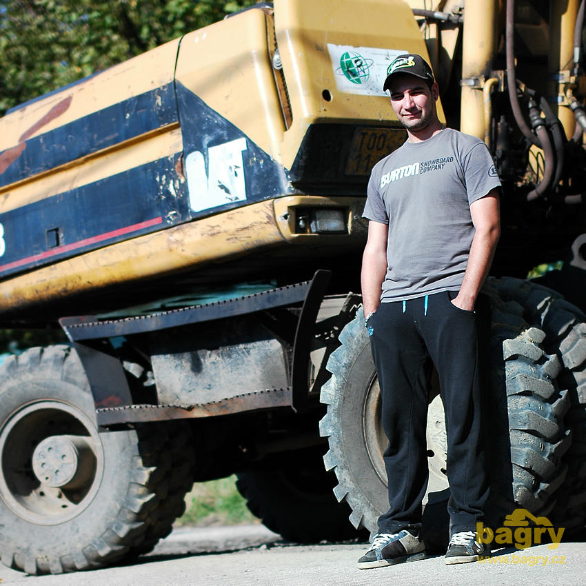 Strojník Tomáš Krul u rypadla Caterpillar M318