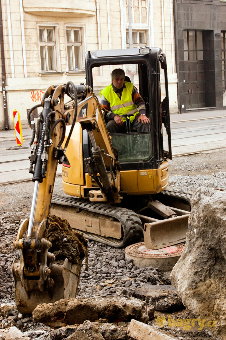 Pásové minirypadlo Caterpillar 303C CR firmy Staspo