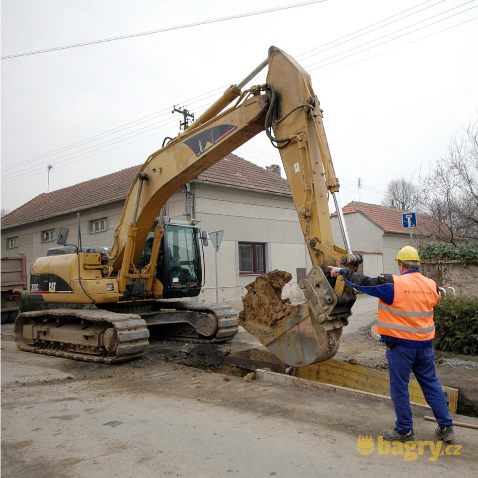 Pásové rypadlo Caterpillar 320C L