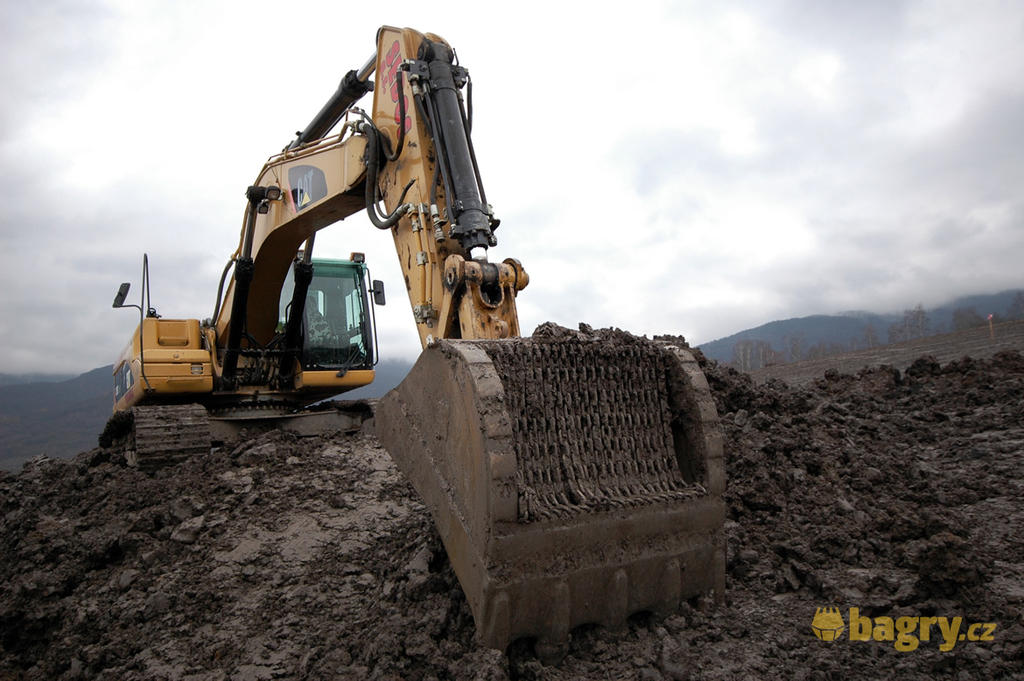 Pásové rypadlo Caterpillar 325D společnosti Sedos stavby