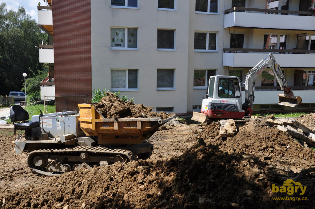 Pásový bagr Takeuchi TB 235 a pásoý minidempr MST-300 VDR firmy VLW
