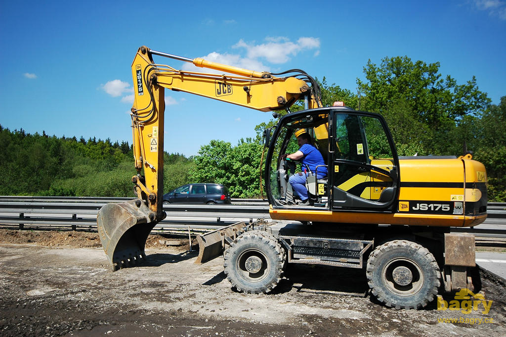 Kolové rypadlo JCB JS175W