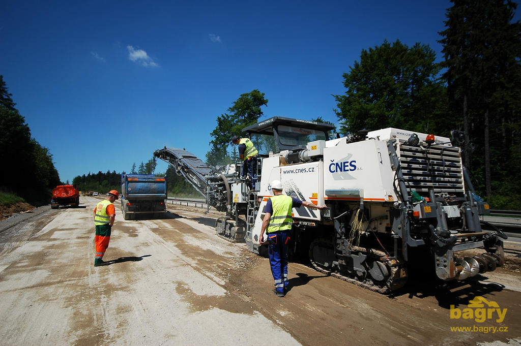 Silniční fréza Wirtgen 2200 CR firmy ČNES sype na sklápěč MAN TGA 41.410