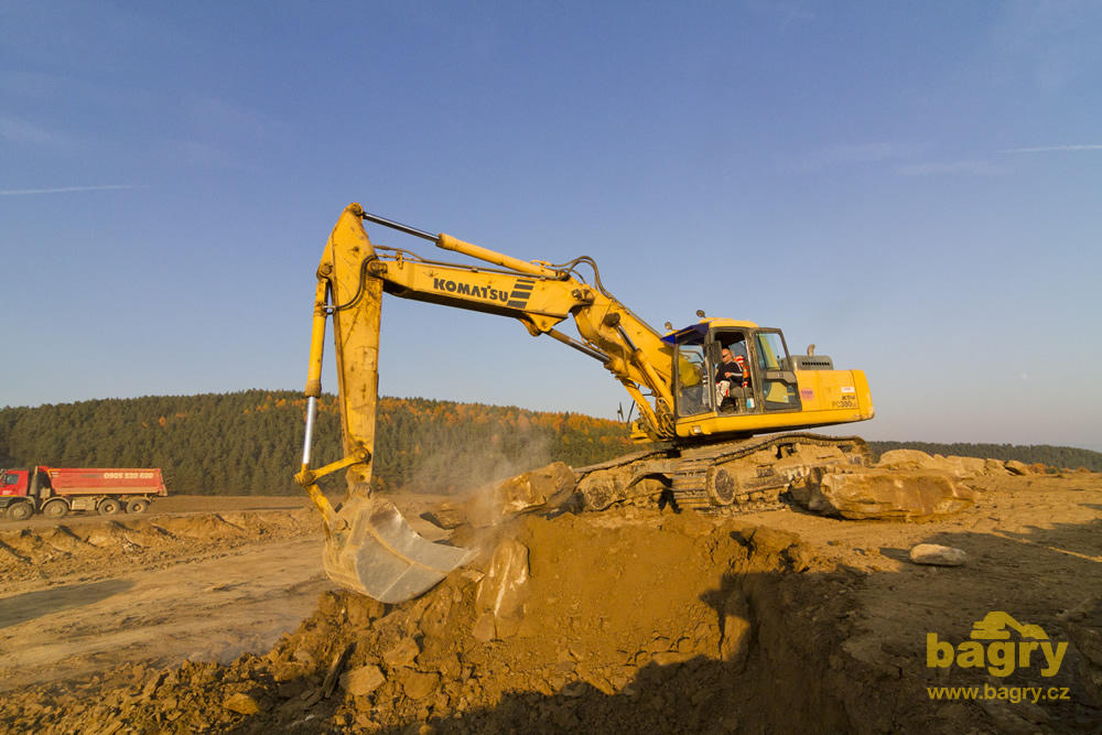 Komatsu PC 380 LC firmy OSDM - naberanie