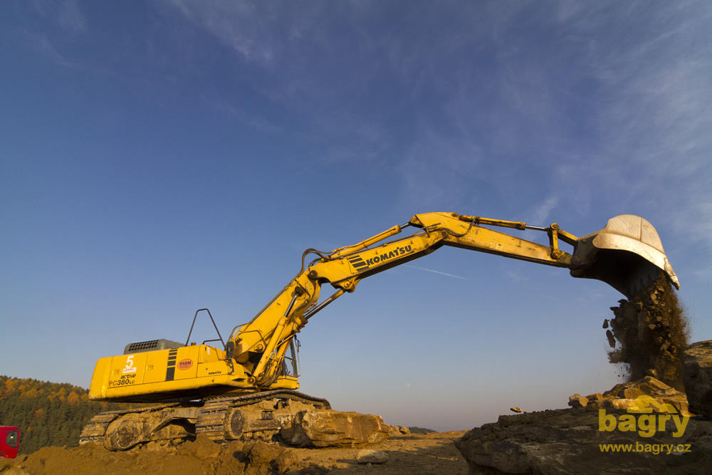 Komatsu PC 380 LC firmy OSDM - vysypávanie