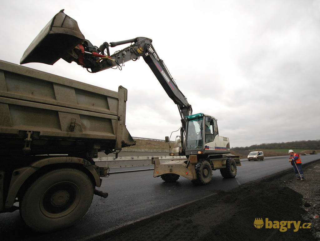 Kolové rypadlo Volvo EW 160 C nabírá materiál