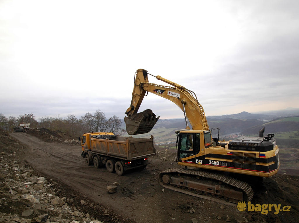 Pásové rypadlo Caterpillar 345B LME nakládá materiál