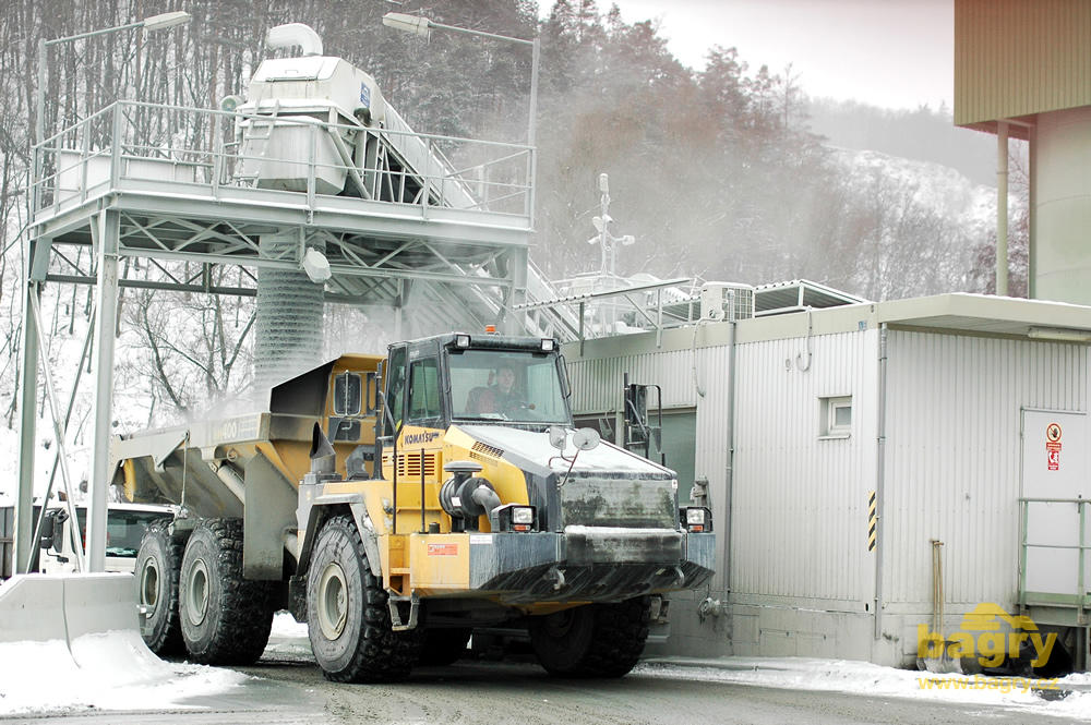 Kloubový dempr Komatsu HM400 pod násypkou