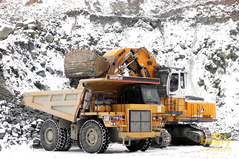 Pásové rypadlo Liebherr R 964 C Litronic nakládá pevný dempr Caterpillar 771D