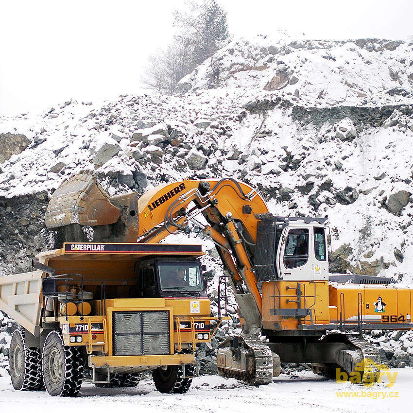 Pásové rypadlo Liebherr R 964 C Litronic nakládá pevný dempr Caterpillar 771D