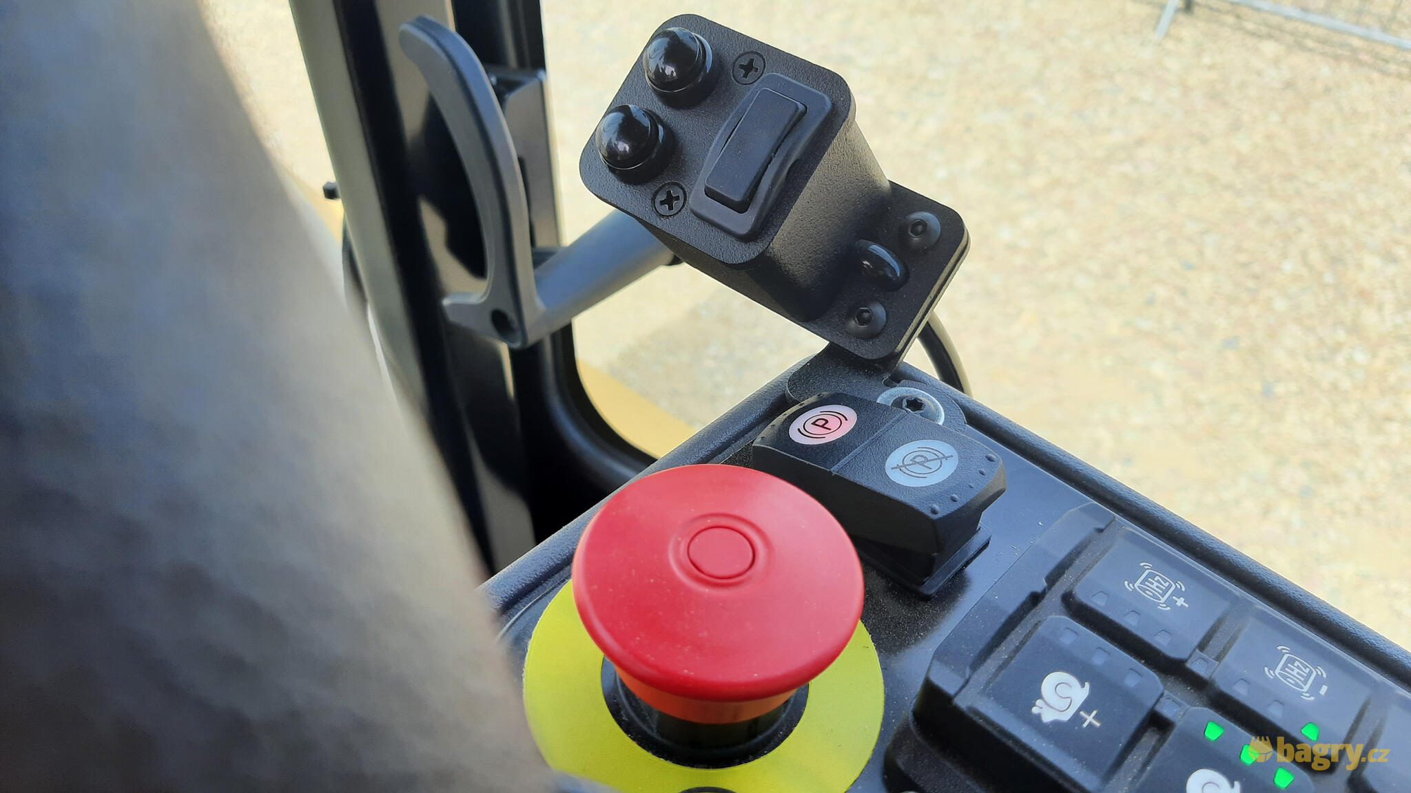 Hardwarová tlačítka systému Trimble Horizontal Steering Control