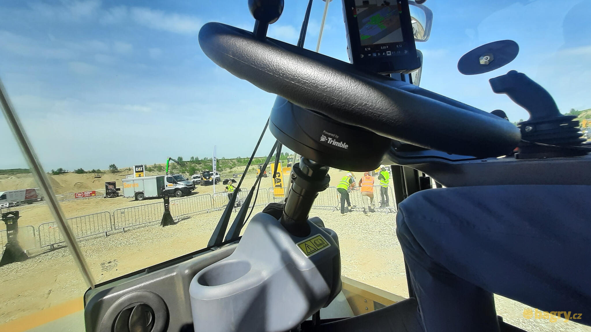 Volant s řídicí jednotkou Trimble Horizontal Steering Control